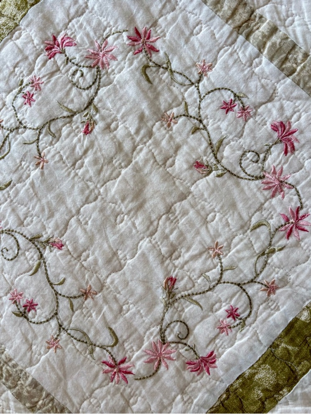 Martha Stewart Oversized Floral Quilt Twin/Extra-Long /Spring Pink & Sage - Picture 6 of 11